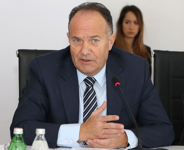 Шарчевић: Избацићемо посреднике за набавку уџбеника преко школа
